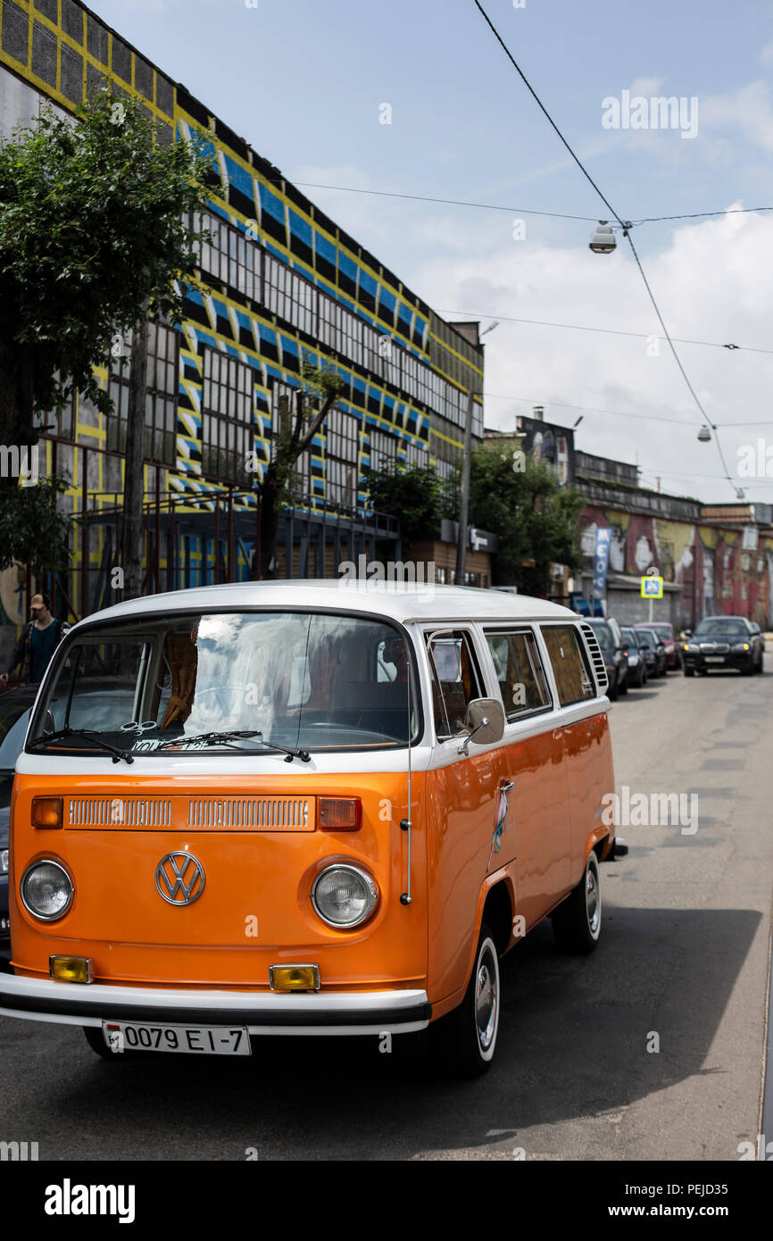 Minsk, Bielorussia, 14 agosto 2018 - Arancione Volkswagen Tipo 2 VW T2 parcheggiato sulla strada, noto come il trasportatore, Kombi o Microbus, Bus o pannello di Camper Foto Stock