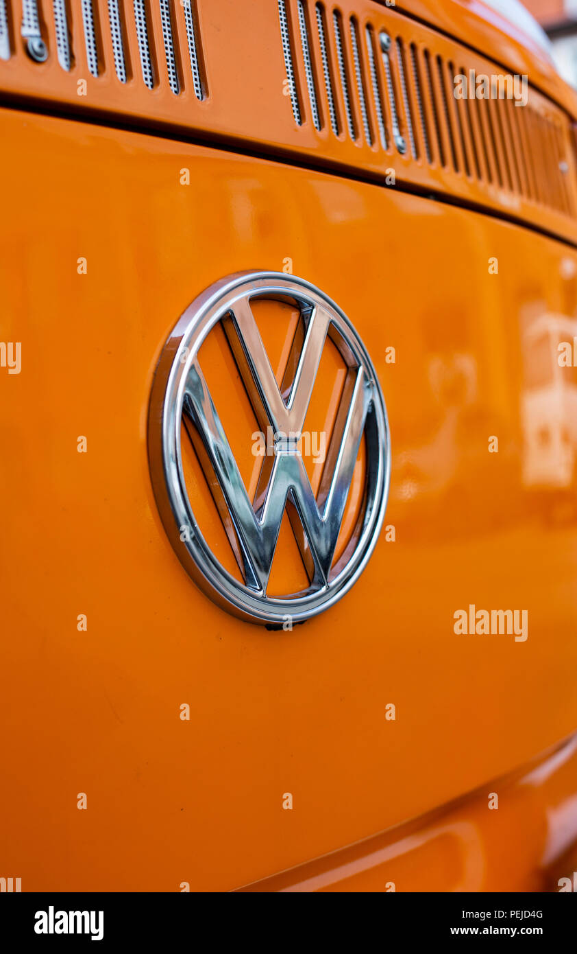 Minsk, Bielorussia, 14 agosto 2018 - Arancione Volkswagen Tipo 2 VW T2 parcheggiato sulla strada, noto come il trasportatore, Kombi o Microbus, Bus o pannello di Camper Foto Stock