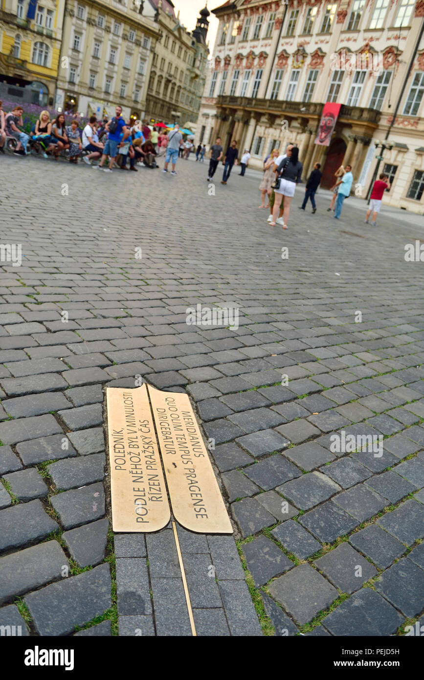 Prague Old Town Square marciapiede con il meridiano di Praga marcatore dal 1652 per raccontare il mezzogiorno mezzogiorno tempo, Repubblica Ceca Foto Stock