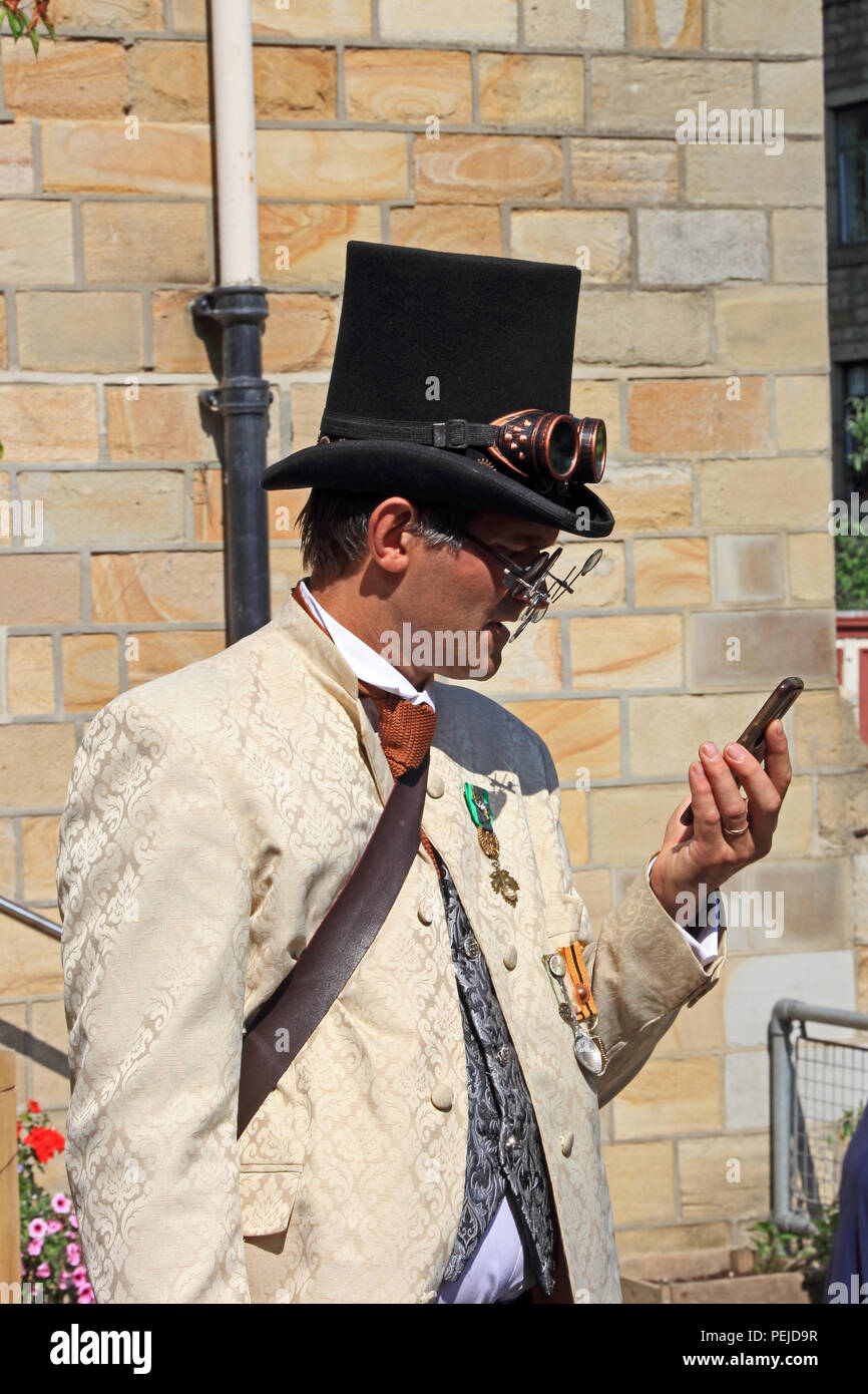 Uomo che partecipano al weekend steampunk, Hebden Bridge, controlli il suo telefono Foto Stock