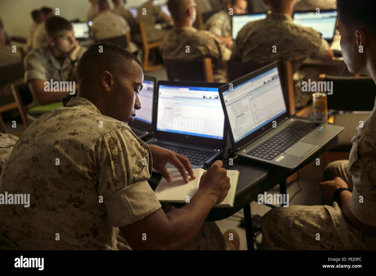 Cpl. Dylan C. Hayslett prende nota durante un corso di formazione sul nuovo campo Mobile sistema su Camp Kinser, e il Agosto 4, 2015. Il sistema, che è inteso per uso da parte di piccole unità e distacchi, aiuta a meccanici e tecnici quando essi non sono in una posizione satellitare. Tiene traccia di tutti gli aspetti logistici, compresa la quantità di tempo necessario per svolgere le sue funzioni e quali sono le funzioni utilizzate mentre il sistema è scollegato. Hayslett, da Hampton, Virginia, è un assalto anfibio tecnico del veicolo con manutenzione intermedia Company, 3° Battaglione di Manutenzione, Logistica di combattimento del reggimento di 35, 3 Foto Stock