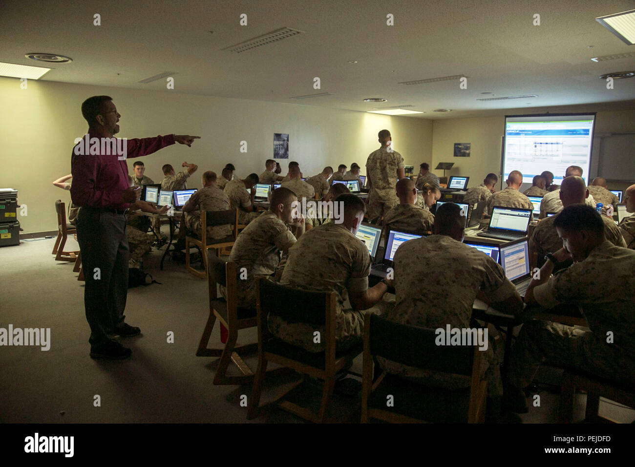 John Heidenescher, una tecnologia trainer e curriculum sviluppatore dal Jacksonville, North Carolina, insegna Marines come utilizzare il nuovo campo Mobile sistema su Camp Kinser, e il Agosto 4, 2015. Il sistema, che è inteso per uso da parte di piccole unità e distacchi, aiuta a meccanici e tecnici quando essi non sono in una posizione satellitare. Tiene traccia di tutti gli aspetti logistici, compresa la quantità di tempo necessario per svolgere le sue funzioni e quali sono le funzioni utilizzate mentre il sistema è scollegato. I marines sono con 3° Battaglione di Manutenzione, Logistica di combattimento reggimento 35, terzo Marine Logistics Group, III Marin Foto Stock