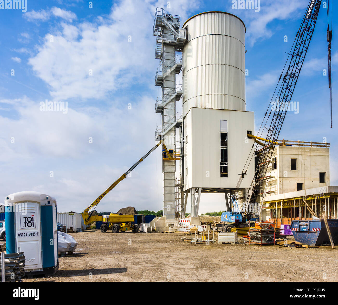 Wolfsburg, Bassa Sassonia, Germania, 17 Luglio 2016: sito di costruzione di un nuovo impianto di calcestruzzo. Foto Stock