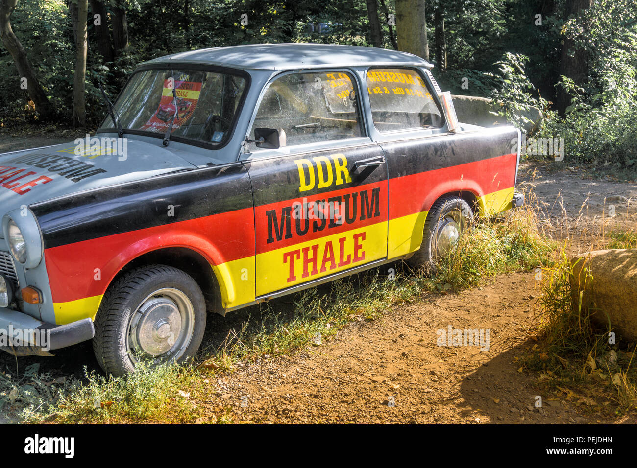 Thale, Sassonia-Anhalt, Germania, luglio 12, 2018: Old Dirty brutto Trabant con nero-rosso-oro dipingere come pubblicità per il GDR Museum Thale. Foto Stock