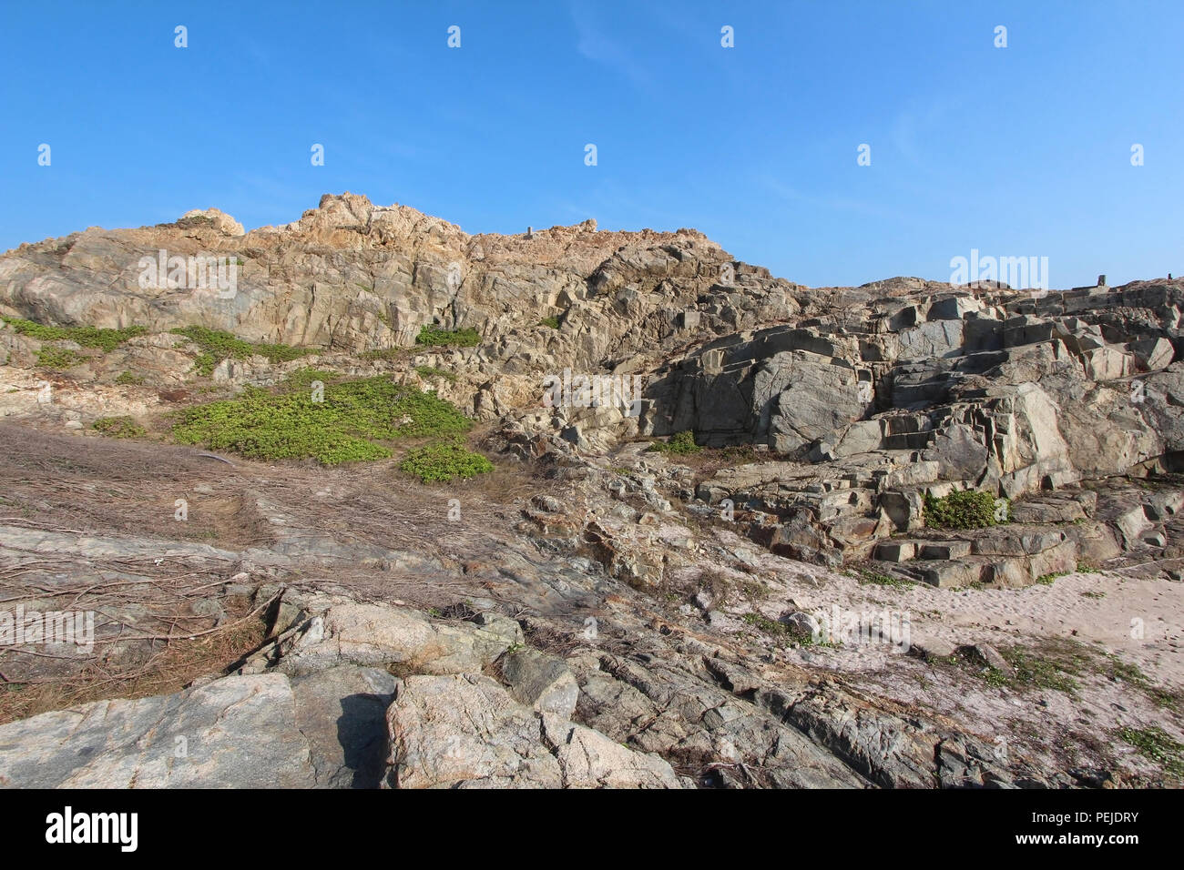 Rock Hill nel Capo D'Aguilar Riserva Marina si trova sull'Isola di Hong Kong, fresco paesaggio con piante di vite e cielo blu chiaro, interessante formazione di roccia Foto Stock