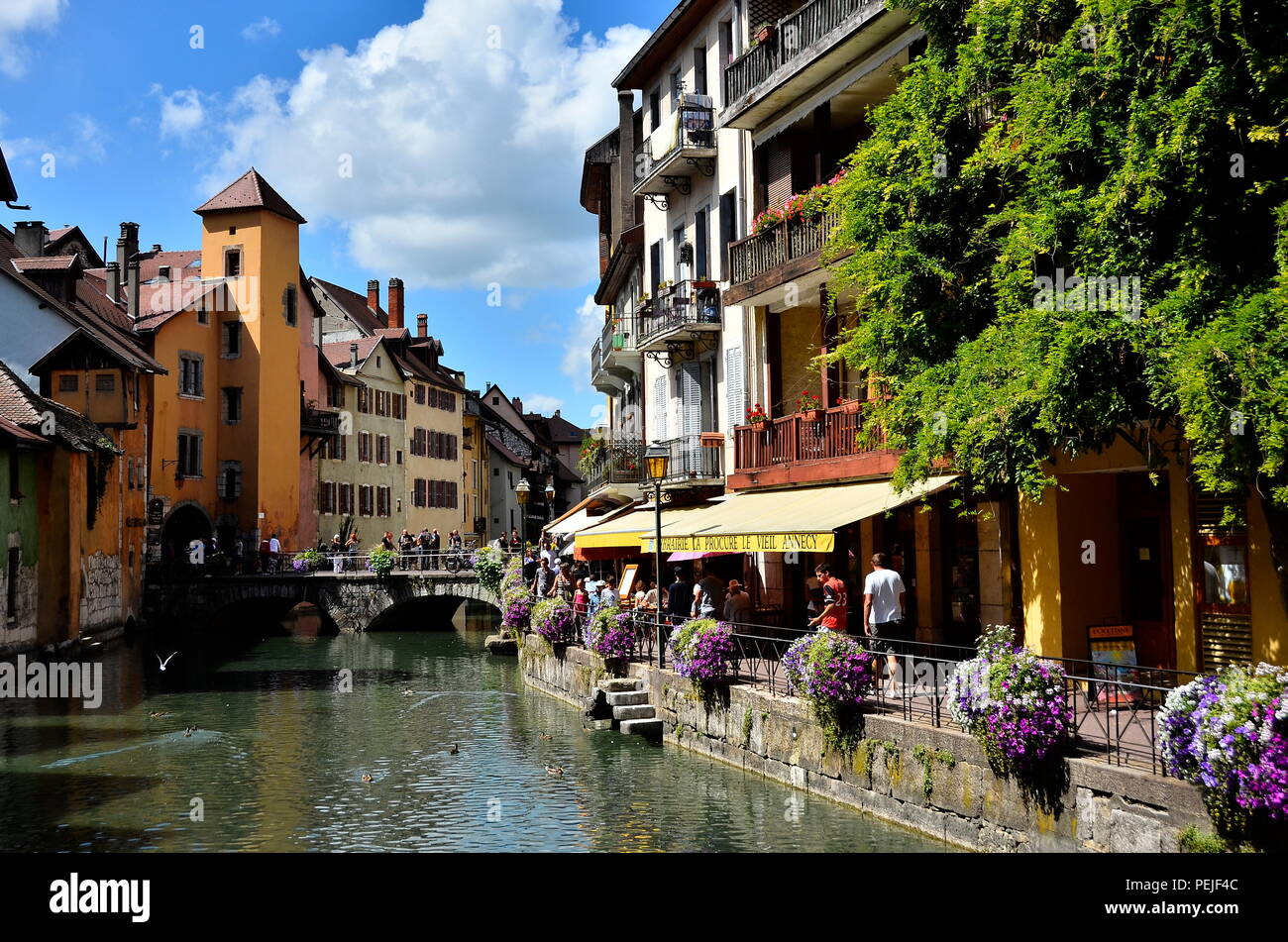 Vista panoramica sul lago di Annecy in Francia, Haute Savoie, destinazione di vacanza durante l'estate. Foto Stock