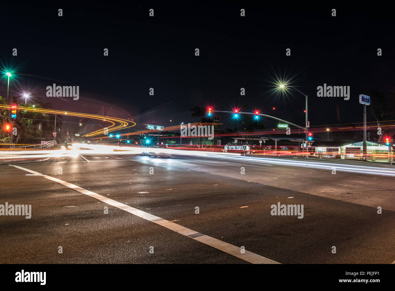 Intersezione di Mills Road e ad est sulla strada principale che mostra la presenza di striature fari e lampade luminose nelle prime ore del mattino occupato il 15 agosto 2018 in V Foto Stock