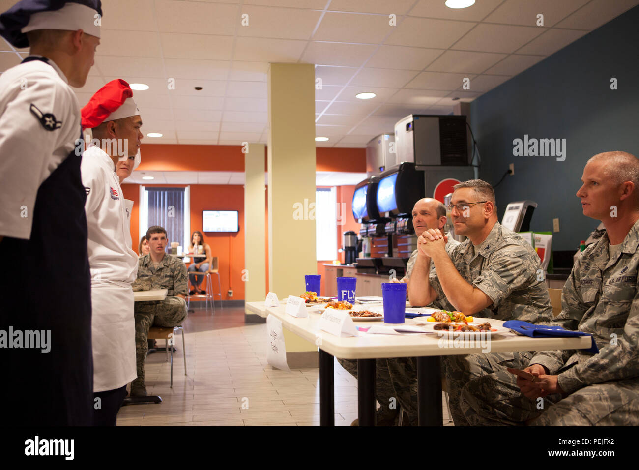 Col. Trevor selce, novantesimo gruppo Manutenzione commander, Col. Stephen Kravitsky, novantesimo Missile Wing Commander e Chief Master Sgt. John Facemire, novantesimo missione il gruppo supporto del comando di chief, giudice di antipasti e dessert loro presentata durante una gara gastronomica tenutasi presso la sala da pranzo Chadwell Facility su F.E. Warren Air Force Base, Wyo., Agosto 27, 2015. La vincente entree era un burro di arachidi cracker incrostato involtini di pollo alle erbe con salsa di panna e un brownie al cioccolato e panna cotta, caramello tuile cookie e la pioggia del cioccolato per dessert. (U.S. Air Force foto di Kim Lan) Foto Stock