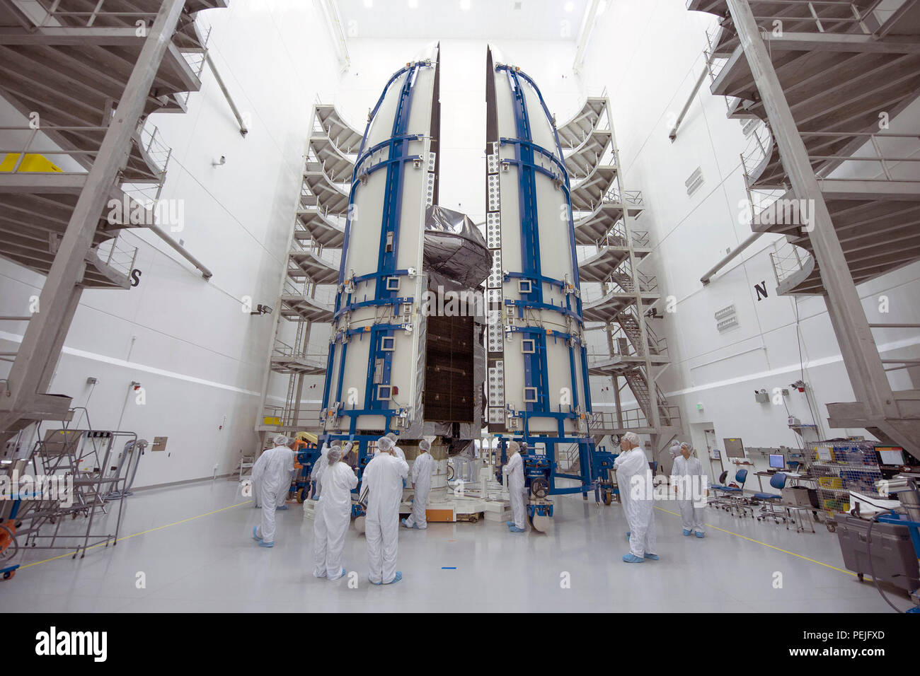 1508010-N-ZZ999-001 Cape Canaveral, Fla. (Agosto 10, 2015), Stati Uniti La marina del quarto Utente Mobile sistema oggettivo (MUOS-4) via satellite è incapsulato all'interno di un 5 metri di carenatura per il payload in preparazione per il lancio di un Atlas V rocket. Il lancio è previsto per il mese di agosto 31, 2015. MUOS è la nuova generazione di banda stretta tactical sistema di comunicazioni di satellite progettato per migliorare significativamente al di fuori-linea-di-vista le comunicazioni per le forze americane in movimento. (U.S. Navy Photo courtesy of United Launch Alliance/rilasciato) Foto Stock