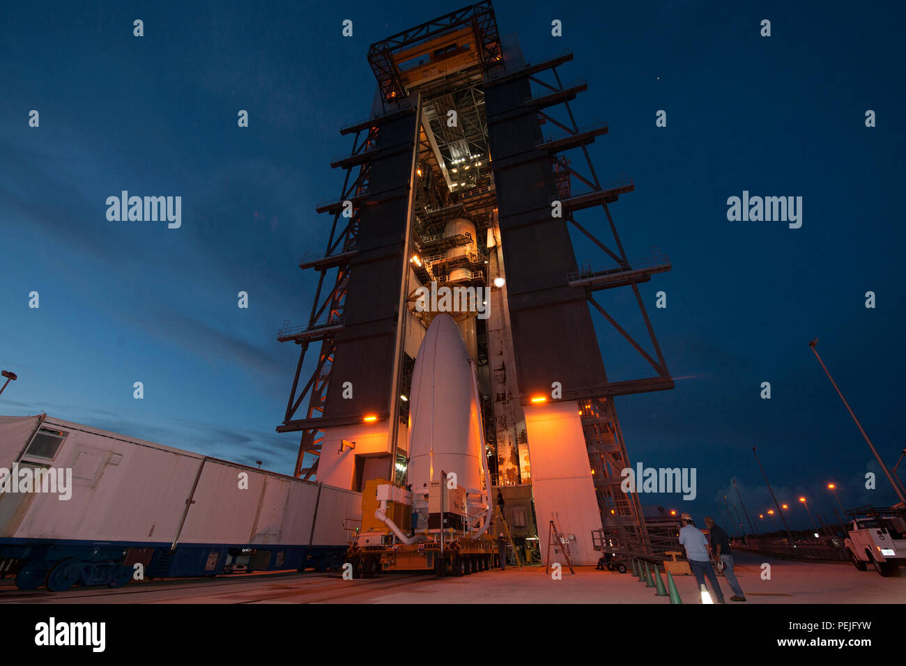 1508019-N-ZZ999-005 Cape Canaveral, Fla. (Agosto 19, 2015), Stati Uniti La marina del quarto Utente Mobile sistema oggettivo (MUOS) satellite, incapsulato in un 5 metri di carenatura per il payload, è accoppiato ad un Atlas V booster all'interno dell'integrazione verticale Impianto di Cape Canaveral's Space Launch Complex-41. Il lancio è previsto per il mese di agosto 31, 2015. MUOS è la nuova generazione di banda stretta tactical sistema di comunicazioni di satellite progettato per migliorare significativamente al di fuori-linea-di-vista le comunicazioni per le forze americane in movimento. (U.S. Navy Photo courtesy of United Launch Alliance/rilasciato) Foto Stock