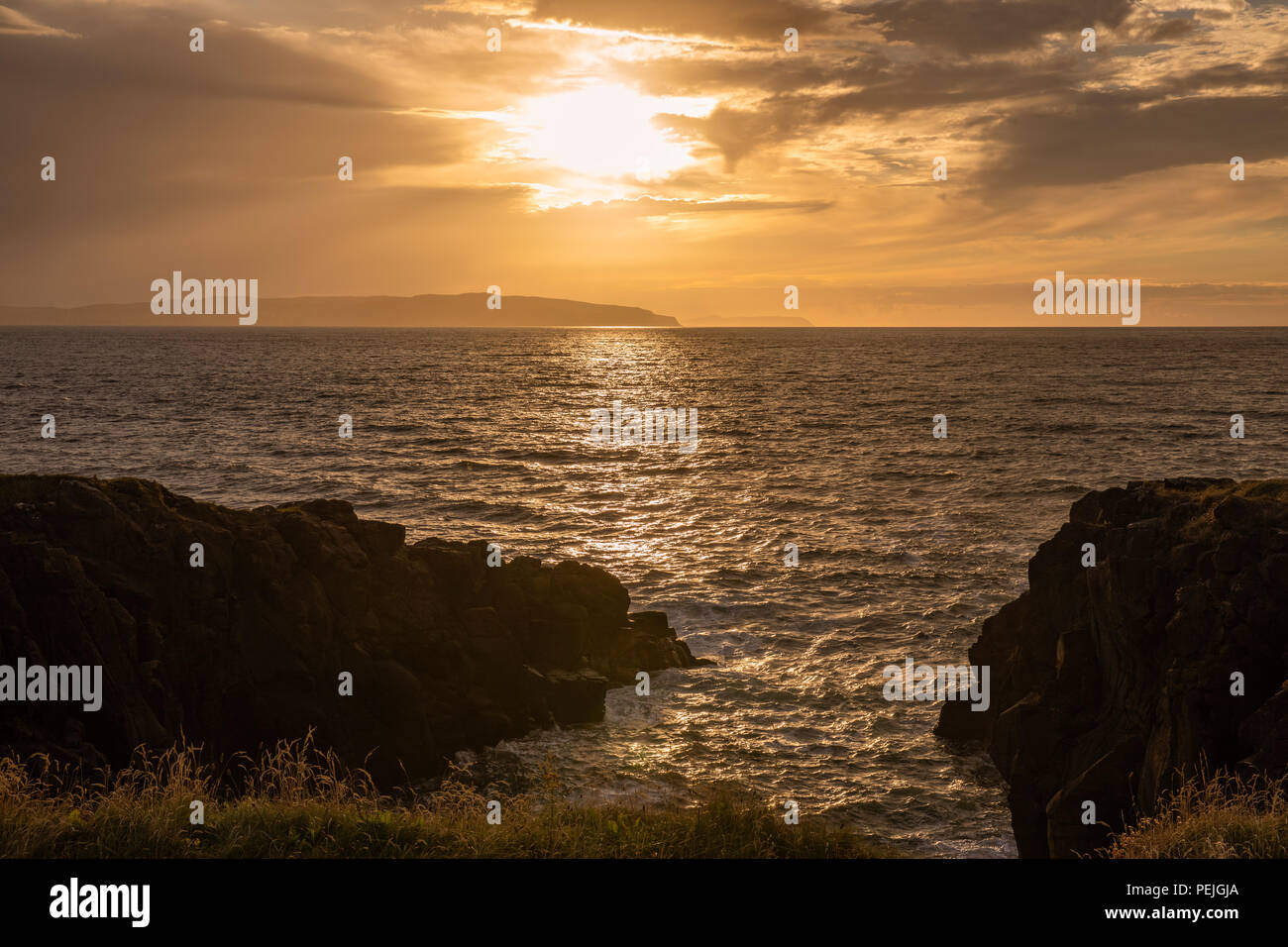 Tramonto a Portstewart, Co,Derry, Irlanda del nord guarda verso Donegal Foto Stock