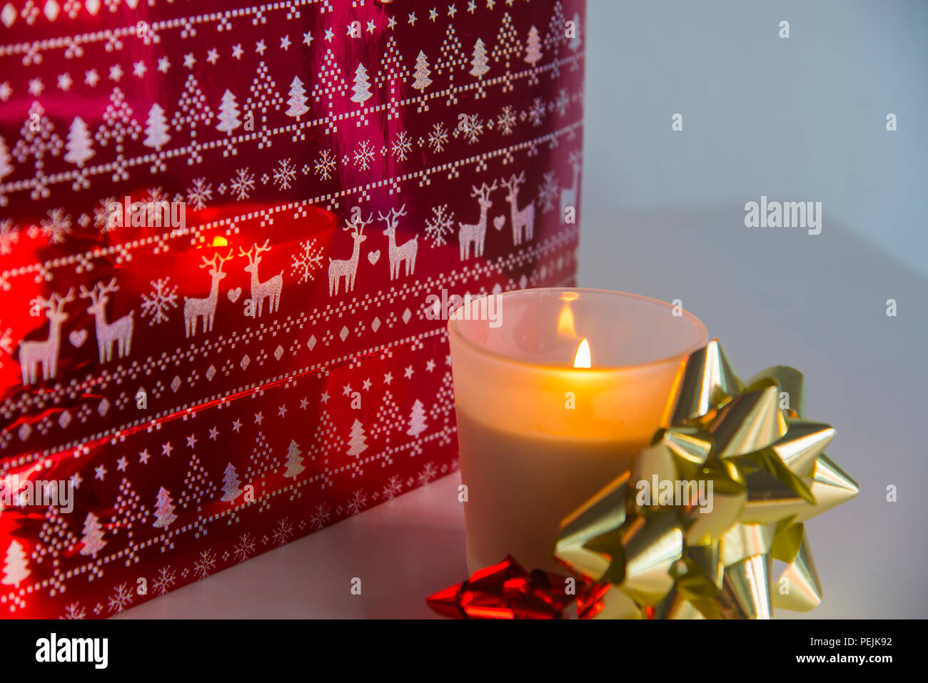 Illuminato di candela e regalo di Natale. Foto Stock