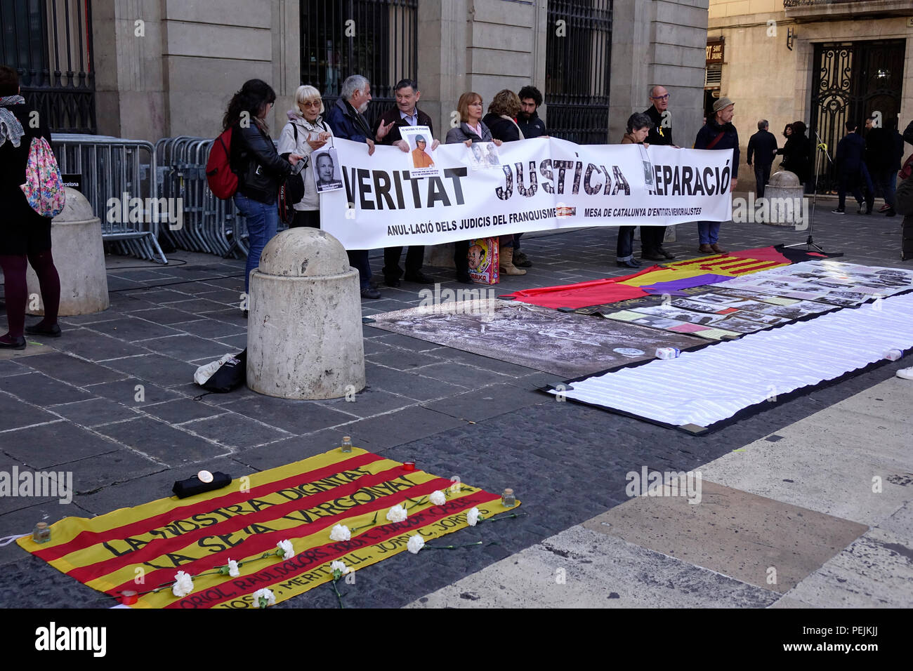 La verità, giustizia e riparazione parenti protesta a Barcellona per le persone scomparse dall'epoca del fascismo in passato Spains Foto Stock