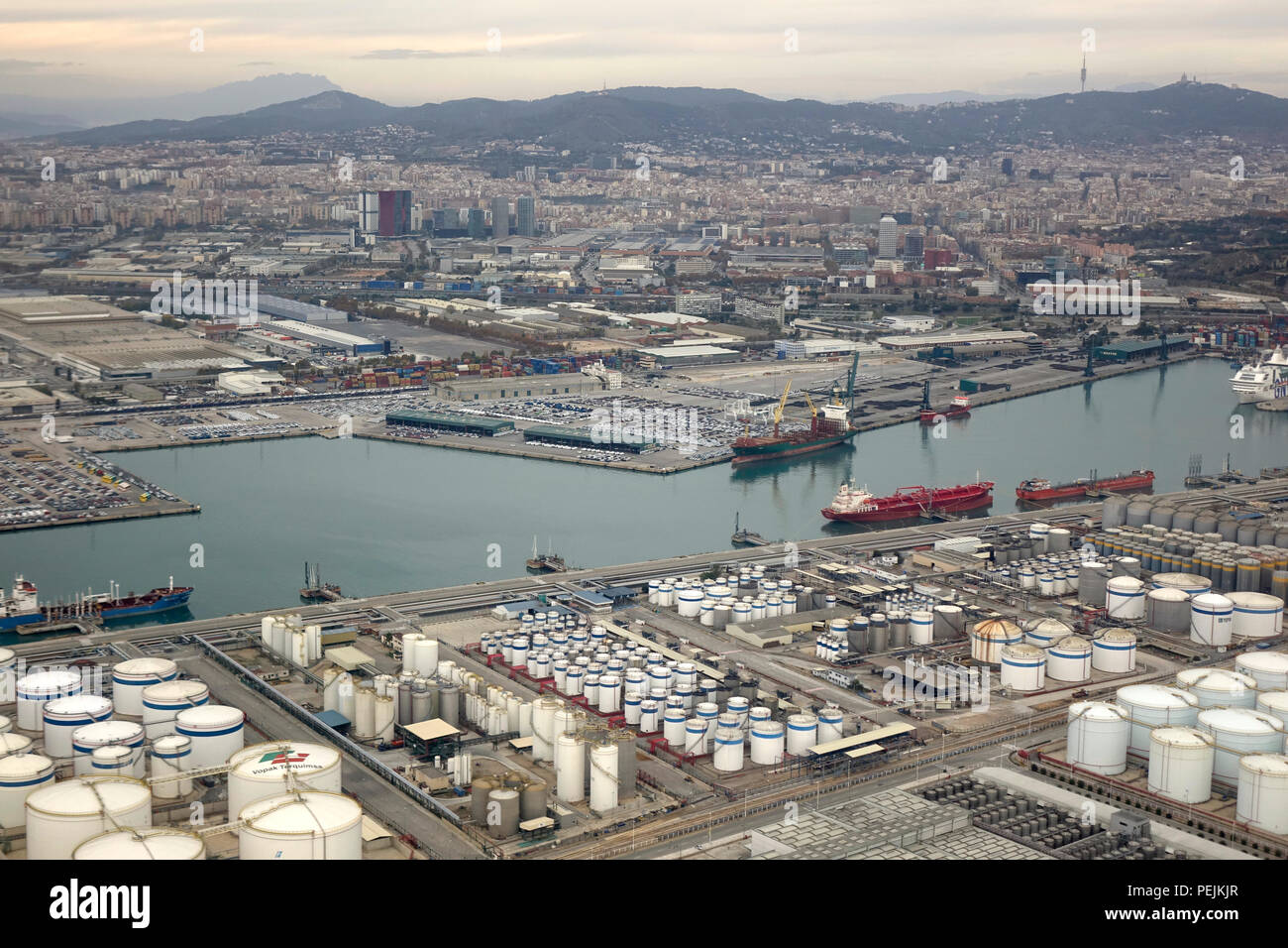 Vista aerea Barcellona porto industriale con olio dei serbatoi di stoccaggio e delle navi in porto Foto Stock