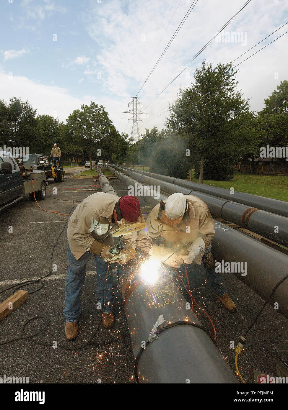 Dallas-Fort Worth Midstream pipeline è prevista 50 piedi sottoterra, lavoratori saldare le sezioni di tubazione insieme prima di essere sepolti lungo la linea di utilità. Foto Stock