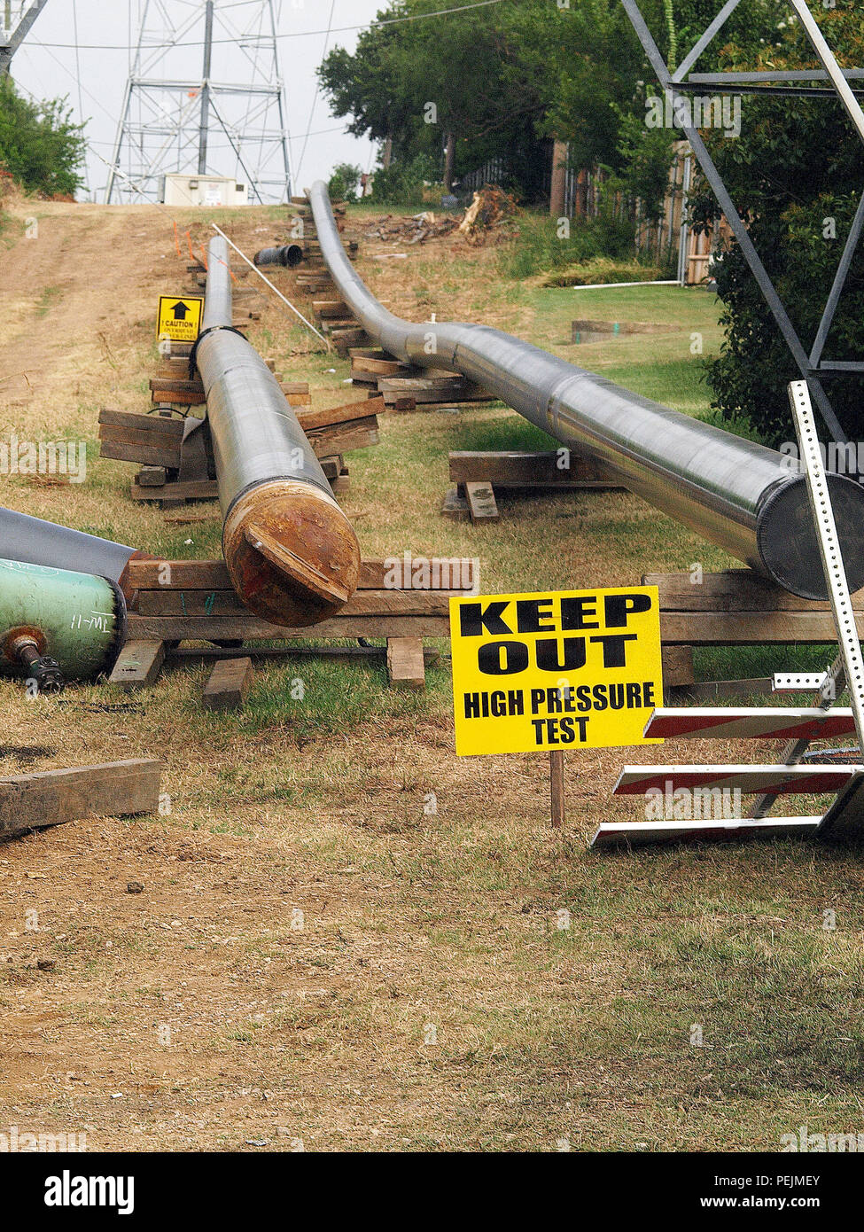 Pipeline è prevista 50 metri la metropolitana da Watkins Costruzione di Corsicana. Tubo in attesa di essere occupato lungo un corridoio di utilità a ovest di Dallas, Texas. Foto Stock