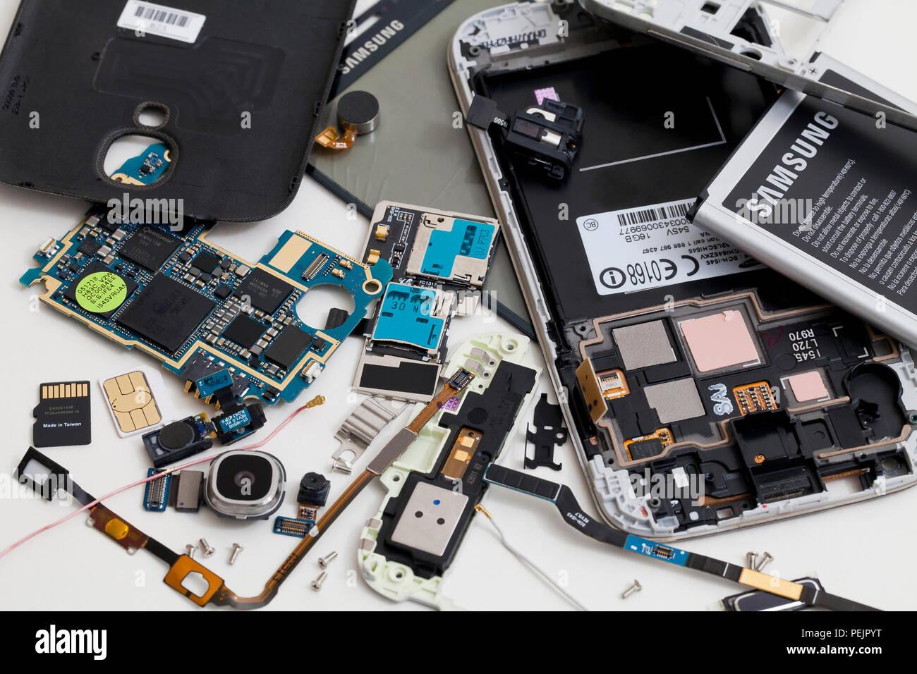 Smontaggio Samsung Galaxy telefono cellulare, che mostra i vari componenti interni - USA Foto Stock