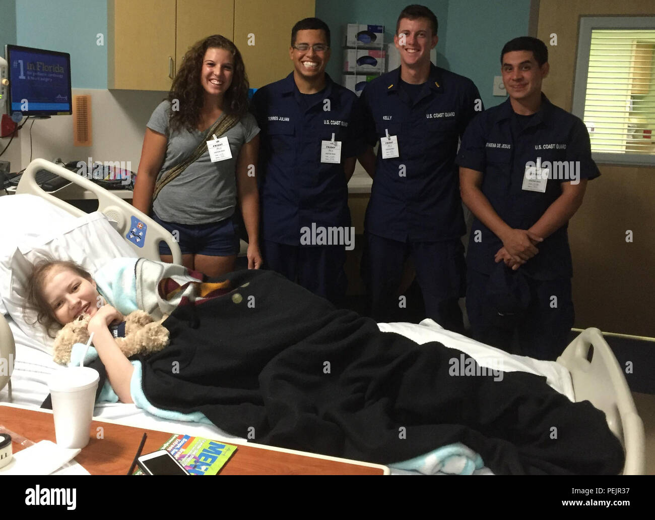 Membri provenienti dai guardacoste risoluta visitare Rose Kearney a tutti i bambini in ospedale San Pietroburgo, Fla., Ottobre 30, 2015. (U.S. Coast Guard foto) Foto Stock