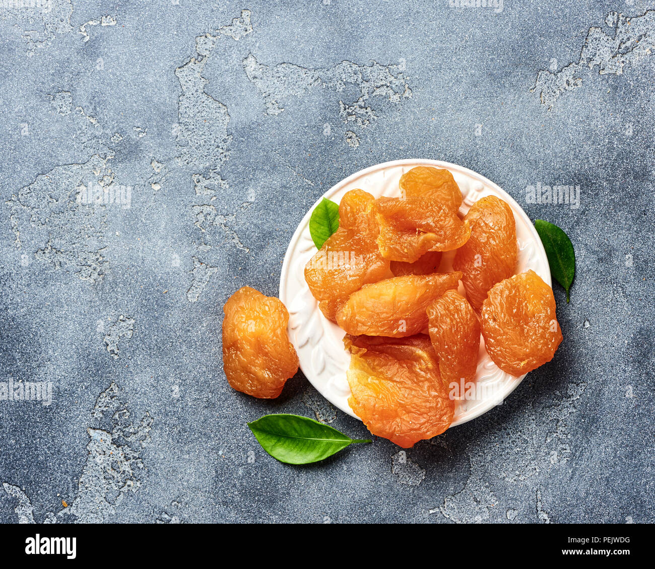 I canditi di Fette di pera. Frutta secca su sfondo grigio. Vista dall'alto. Foto Stock