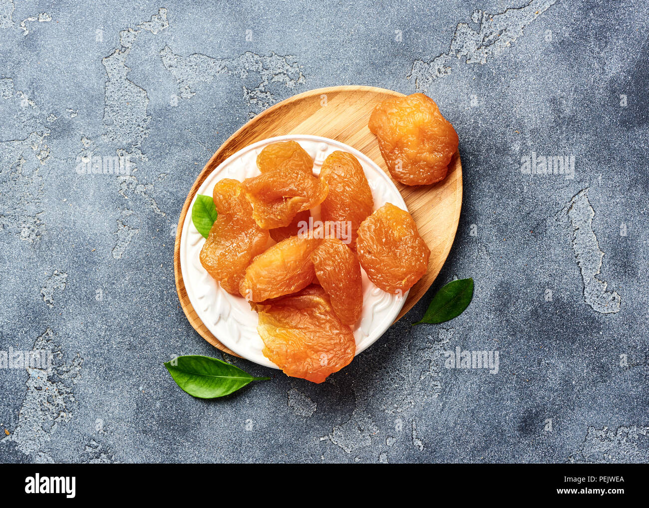 I canditi di Fette di pera. Frutta secca su sfondo grigio. Vista dall'alto. Foto Stock
