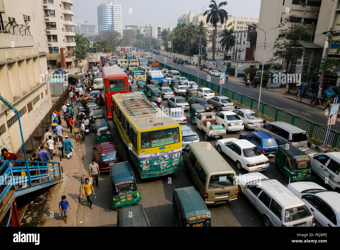 Il Kazi Nazrul Islam Avenue a Shahbagh a Dhaka è intasato con traffico. Dacca in Bangladesh Foto Stock