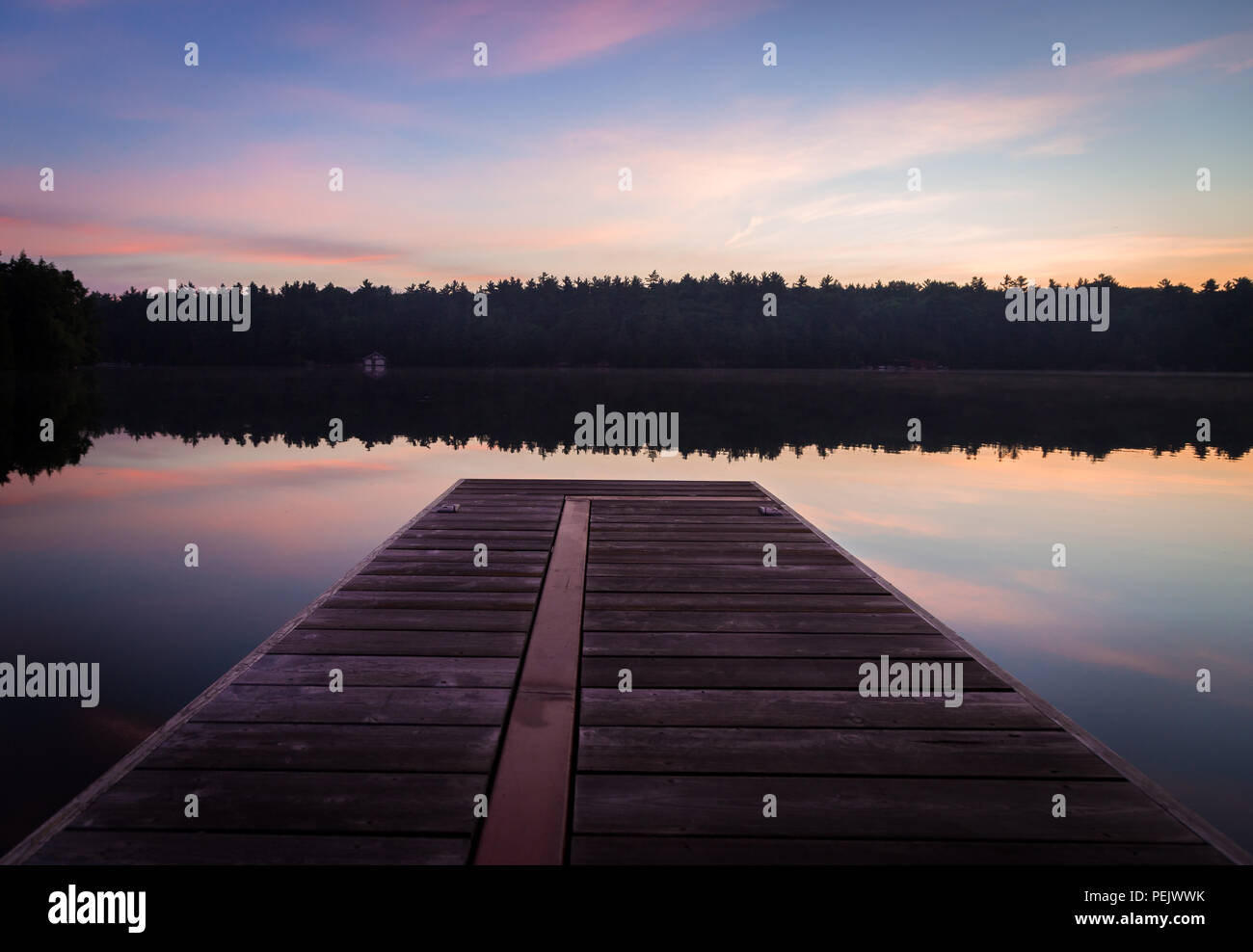 Un dock vista sul lago Giuseppe all'alba. Foto Stock