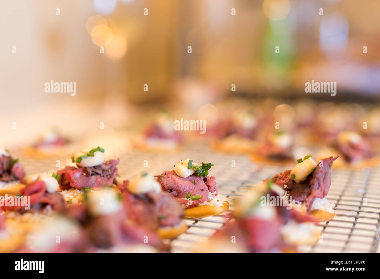 Close-up della bistecca tartine con erba cipollina sul cracker. Foto Stock