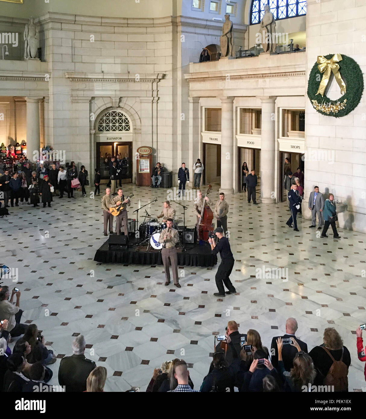 Master Sgt. Tyler Kuebler, un clarinettista con la United States Air Force Band's jazz ensemble di aviatori di nota, e l'ensemble della sezione rhythm kick off una sorpresa le prestazioni per i pendolari alla Stazione Union a Washington D.C., come parte di una vacanza Flashback prestazioni Dicembre 3, 2015. L evento è stato progettato per essere una vacanza speciale presentazione musicale festeggia il servizio e i sacrifici della nostra nazione la II Guerra Mondiale il veterano in occasione del settantesimo anniversario della fine della guerra. Kuebler è nativo di Agoura Hills, in California Foto Stock