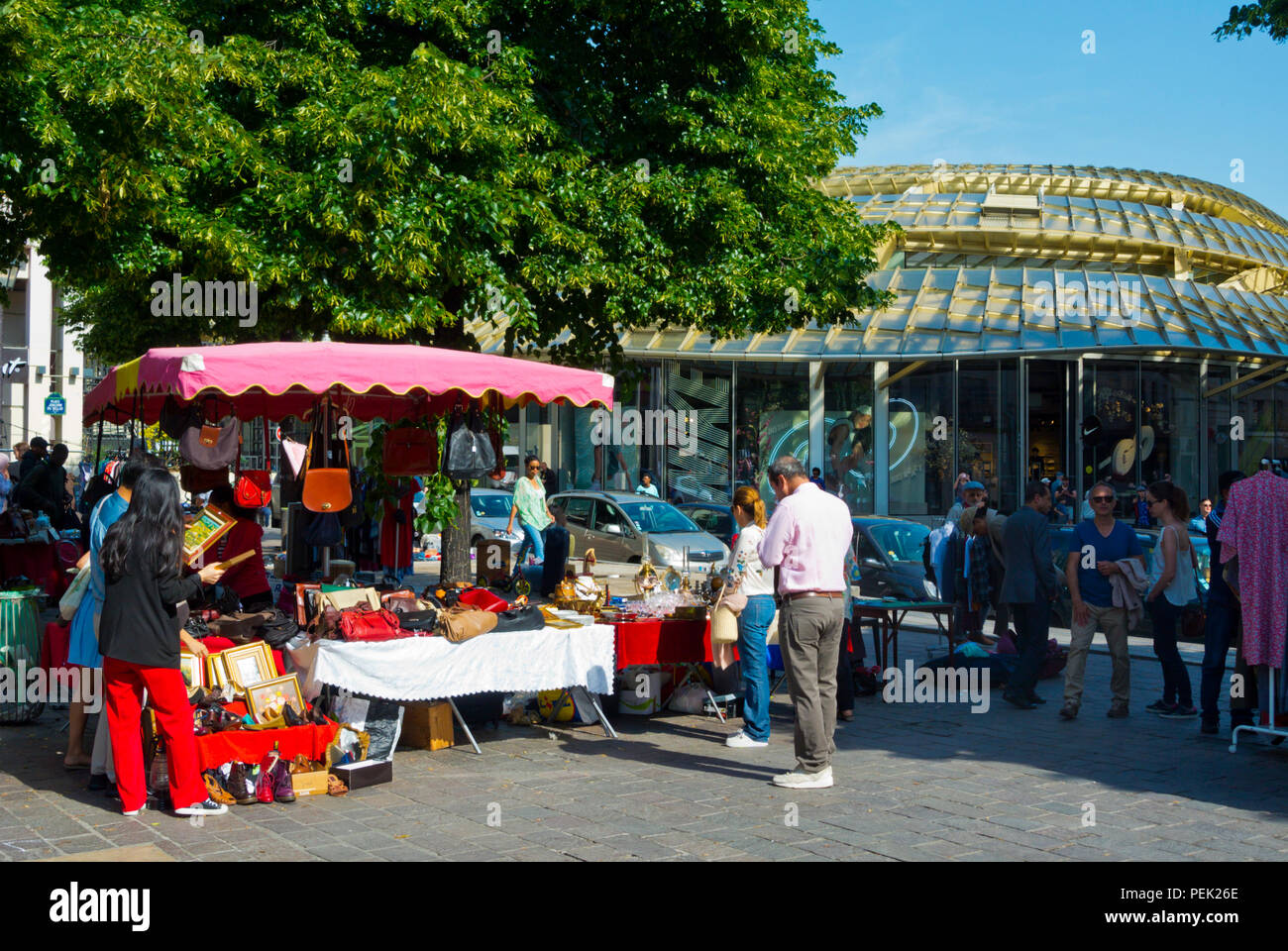 Mercato delle pulci, Place Joachim Du Bellay, Les Halles, Parigi, Francia Foto Stock