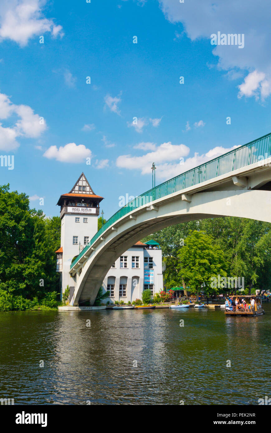 Ponte che conduce a Insel der Jugend, Treptower Park, Alt-Treptow, Berlino, Germania Foto Stock