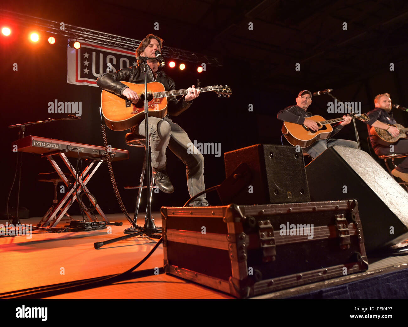 Cantante e cantautore Brett James, insieme a Billy Montana e Kyle Jacobs, eseguire per il pubblico durante il 2015 OSU Vacanze Tour di truppa, Dicembre 9, 2015, a Ramstein Air Base. Gli animatori hanno dato via firmato manifesti, filmati e altri elementi per ringraziare i membri del servizio e le loro famiglie per i loro servizi e di sacrifici. (U.S. Air Force foto/Staff Sgt. Leslie Keopka) Foto Stock