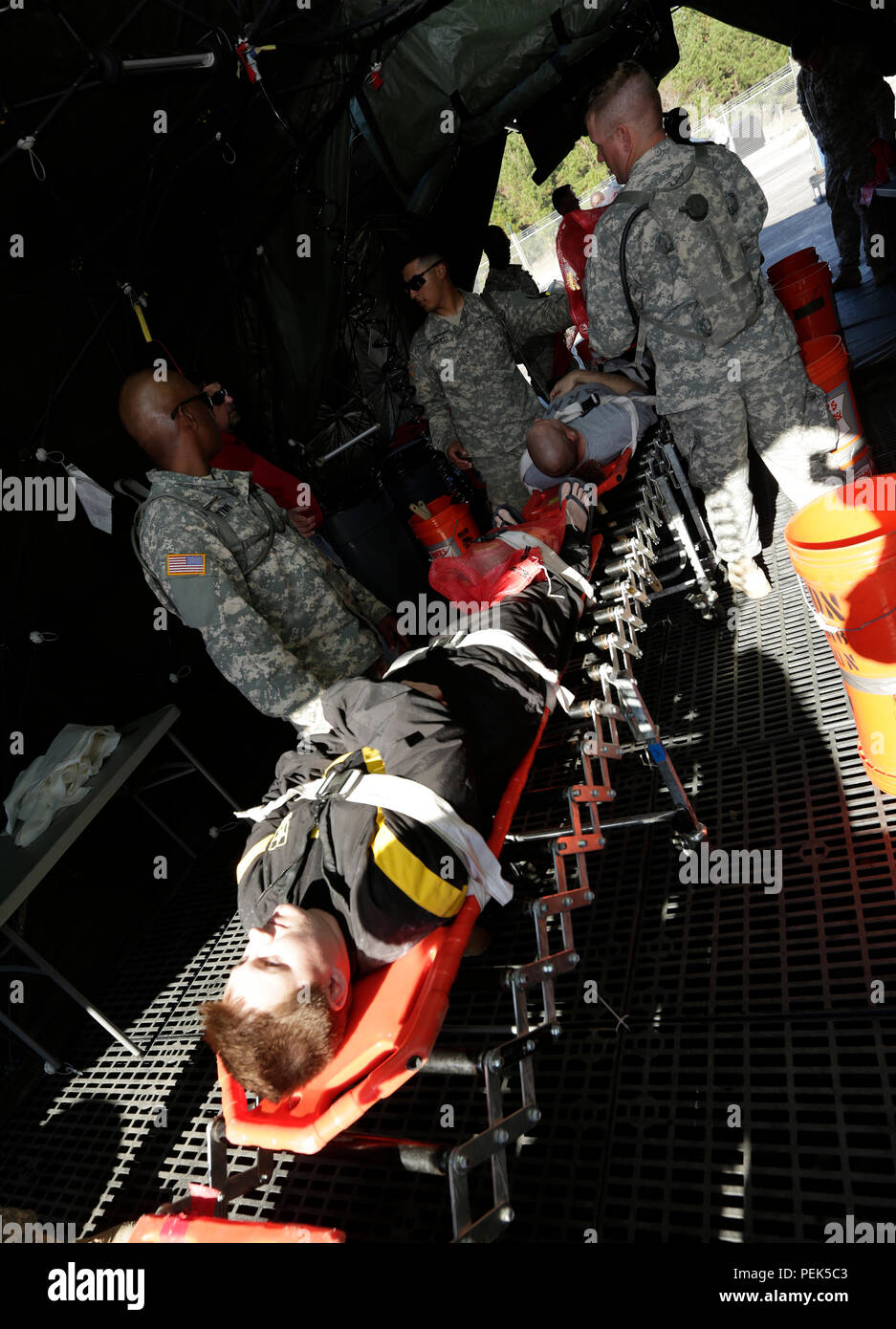 Ruolo giocatori si preparano a passare attraverso una massa di decontaminazione per attacchi di linea durante la Joint Task Force di supporto civile esercizio della risposta improvvisa 16-1, 8 dicembre 2015, a Fort Stewart, Ga. JTF-CS anticipa, piani e si prepara per la chimica, biologica, radioattiva e nucleare e le operazioni di risposta. (Gazzetta DOD foto di Marina Sottufficiali di 2a classe di Benjamin T. Liston) Foto Stock