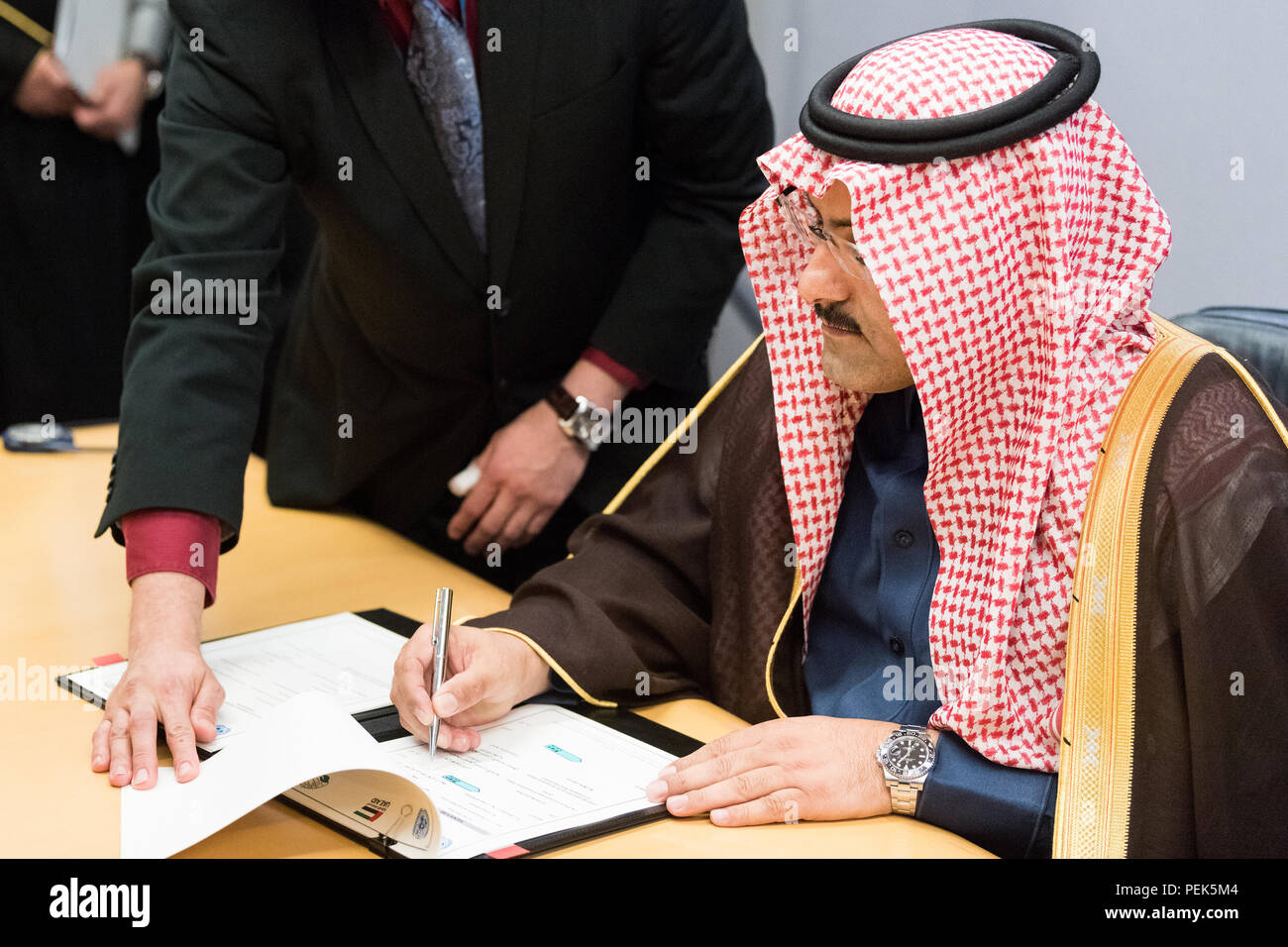 Arabia Saudita è Ambasciatore in Yemen, Mohamed al-Jaber, al momento della firma del volontario contributo finanziario di memorandum tra il Regno di Arabia un Foto Stock