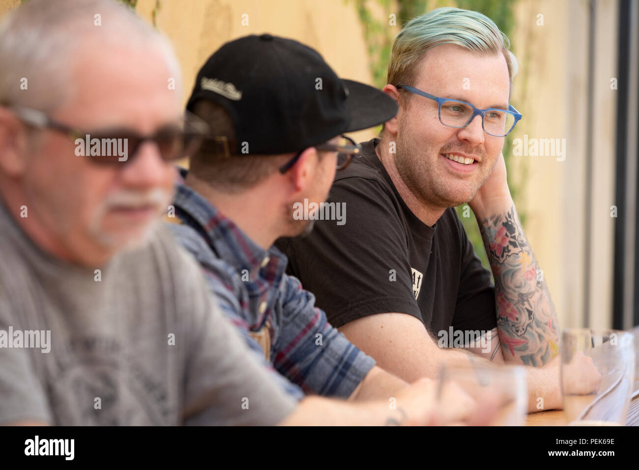 Ryan Trousdale bere una pinta di birra presso la piazza dello Yorkshire birreria Foto Stock