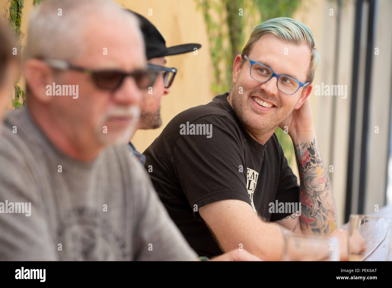 Ryan Trousdale bere una pinta di birra presso la piazza dello Yorkshire birreria Foto Stock