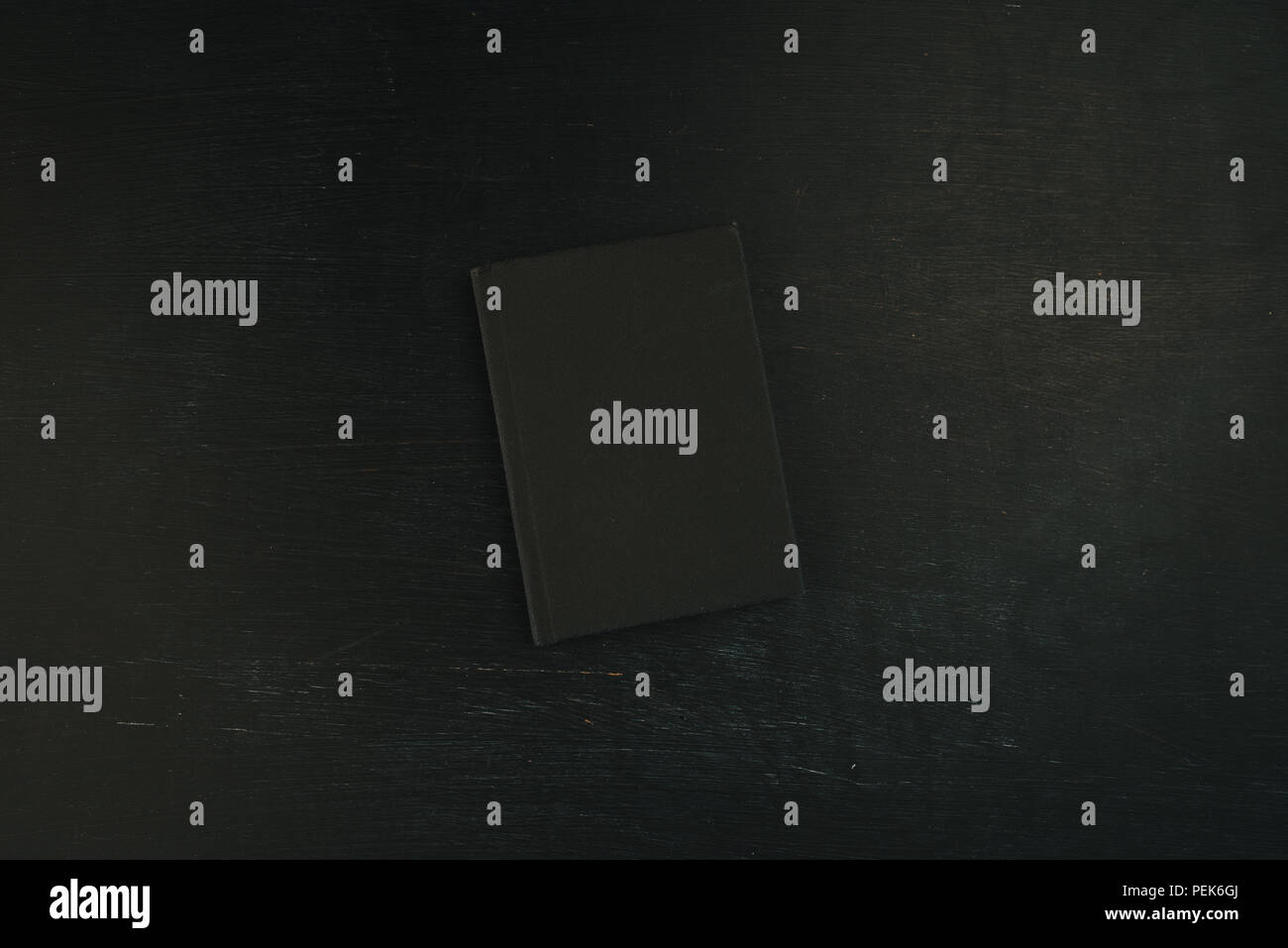 Vista superiore piatta laici notebook nero su sfondo scuro, elegante diario o di un libro di testo con mock up spazio copia Foto Stock