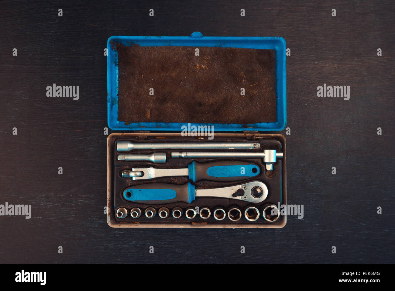 Vecchia presa utilizzati tool box con accessori top view - nottolini di arresto con esagono incassato, le barre di estensione e riduttori Foto Stock
