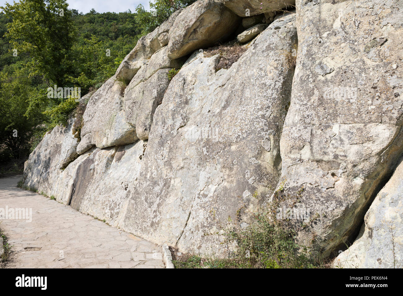 Le rocce lungo il sentiero pedonale all antica Perperikon di scavo con resti dell antica Tracia e la cultura greca in Bulgaria Foto Stock
