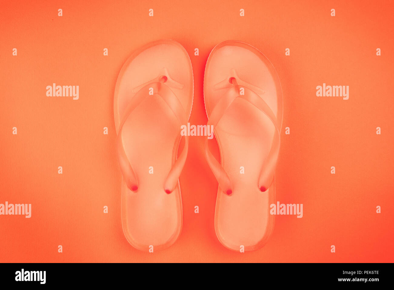 Elegante flip flop sandals, vista dall'alto con copia spazio su sfondo giallo Foto Stock