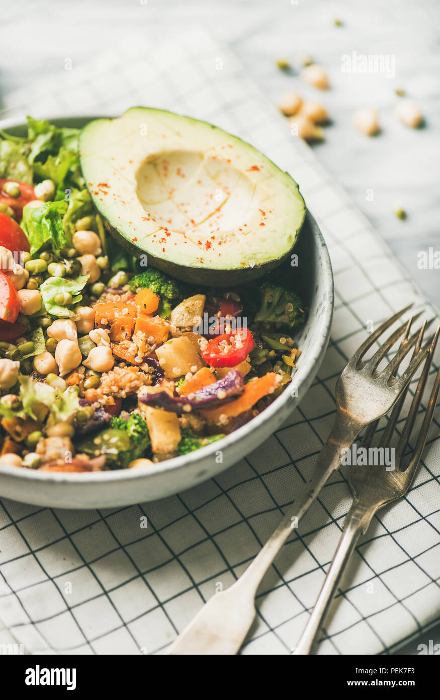 Cena vegana con avocado, cereali, fagioli e verdure Foto Stock