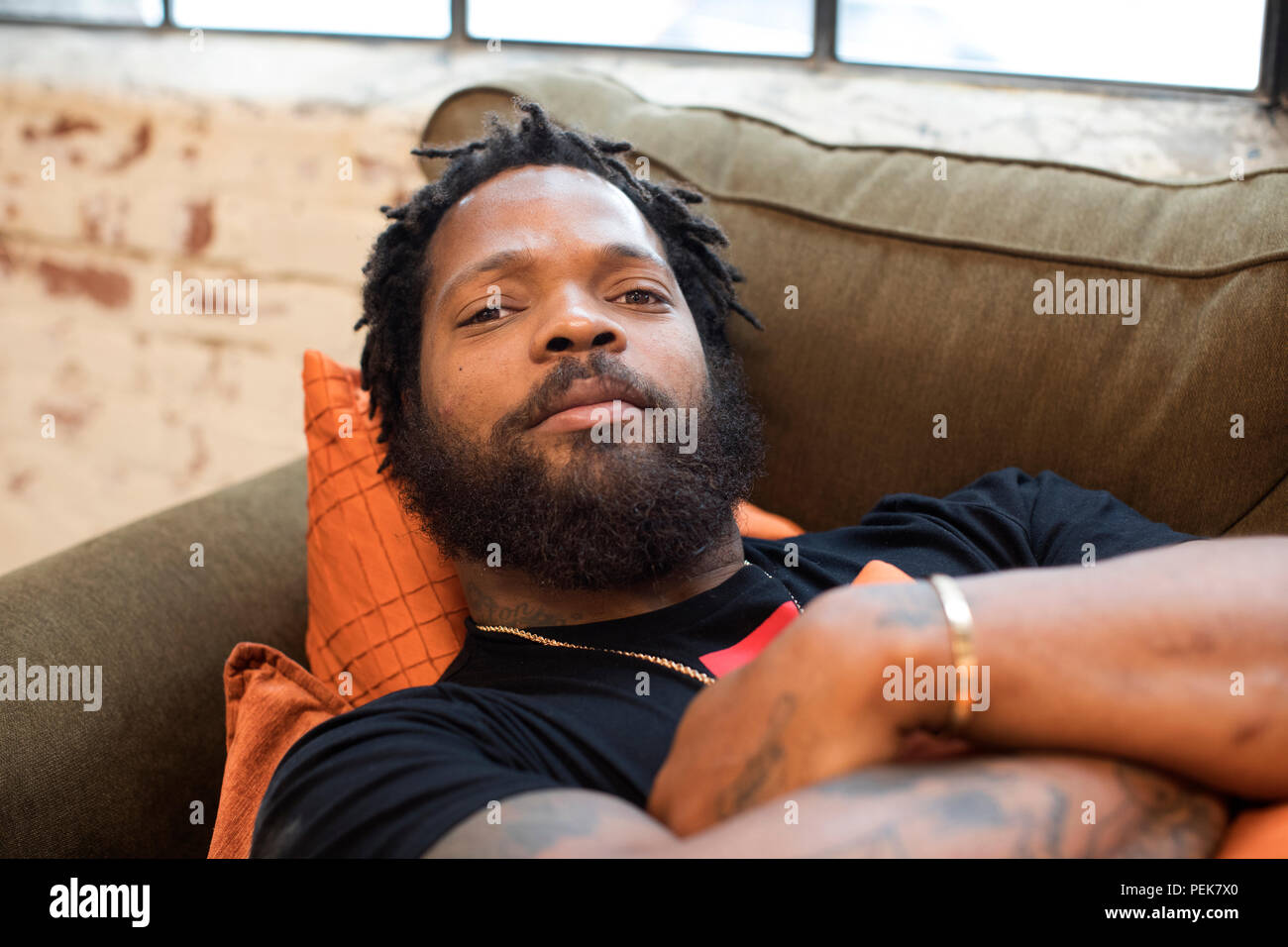 NFL player Michael Bennett pone per un ritratto a Los Angeles Foto Stock