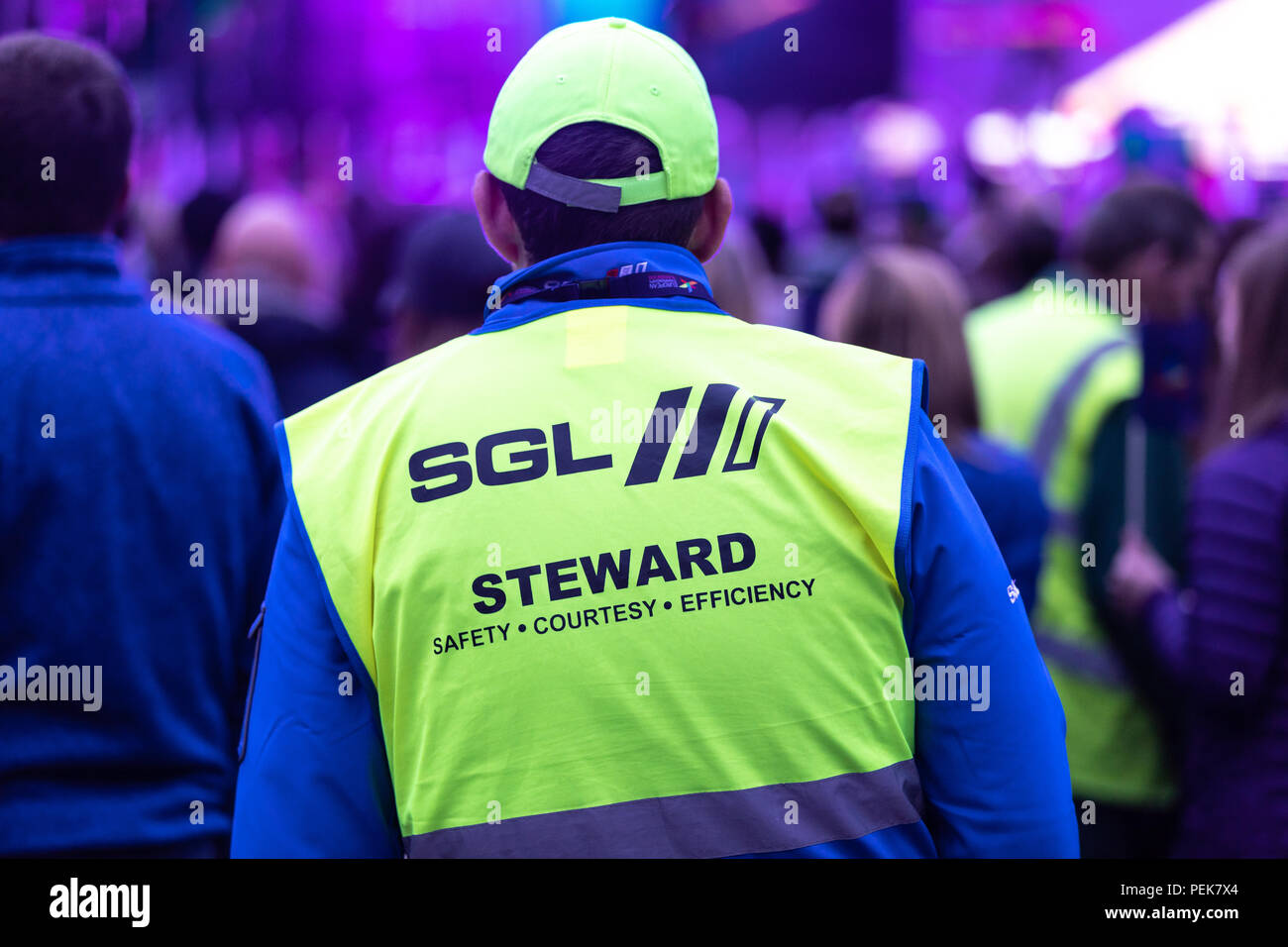 Un SGL SecuriGroup Security Steward presso la George Square a Glasgow durante i Campionati Europei di giochi in 2018 Foto Stock