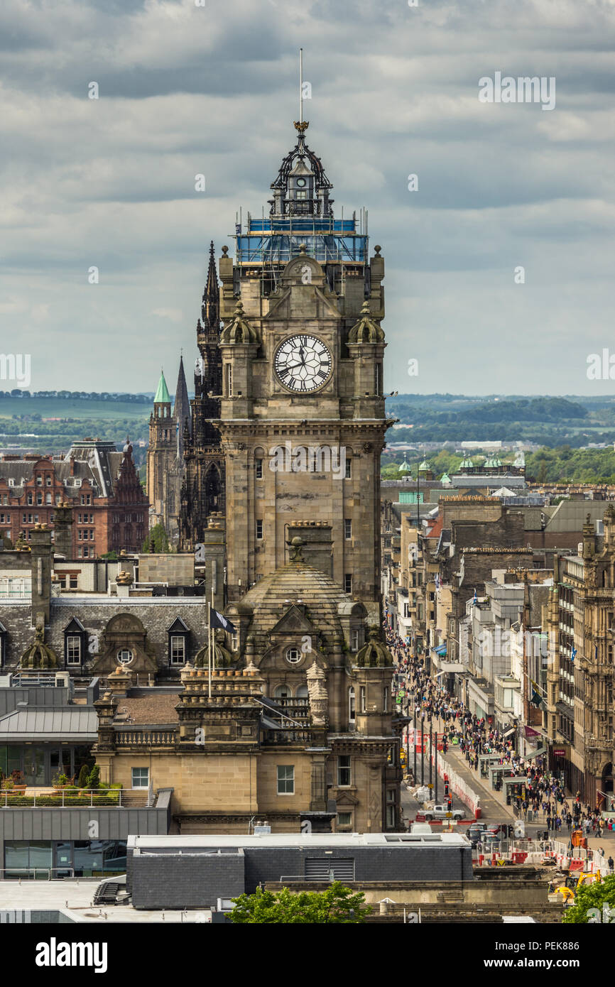 Edimburgo, Scozia, Regno Unito - 13 Giugno 2012: Guardando da Calton Hill su The Balmoral Clock Tower lungo Princess street. Verdi colline sull orizzonte. Foto Stock