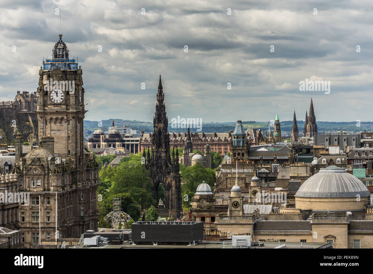 Edimburgo, Scozia, Regno Unito - 13 Giugno 2012: Guardando da Calton Hill su The Balmoral Clock Tower lungo Princess street. Nero Scott Monument.Green Hill Foto Stock