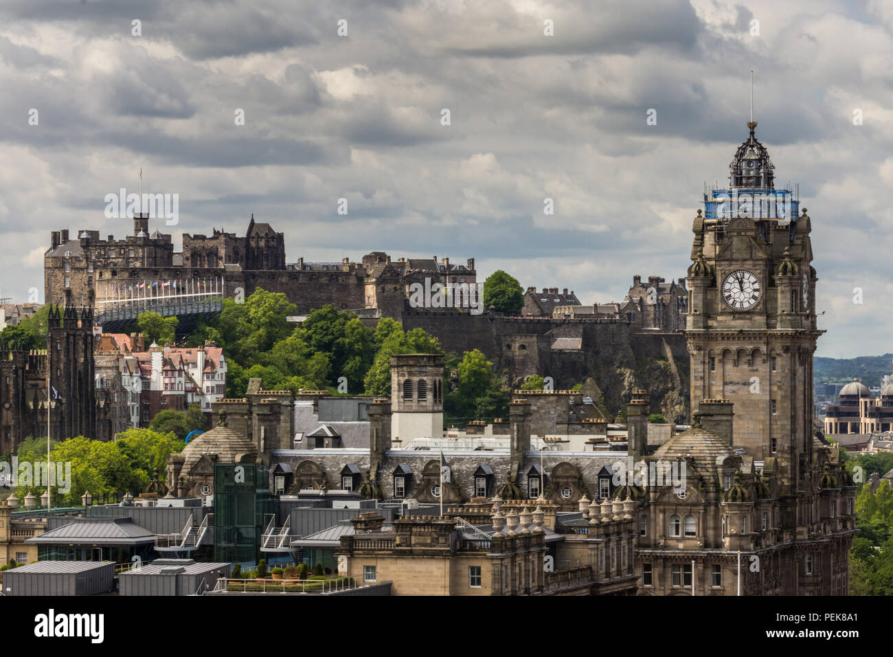 Edimburgo, Scozia, Regno Unito - 13 Giugno 2012: Guardando da Calton Hill su The Balmoral Clock Tower lungo Princess Street e il castello sotto la nuvola pesanti Foto Stock