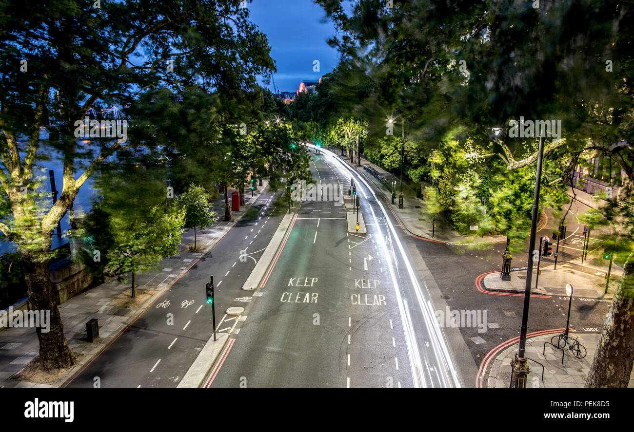 Il traffico sul terrapieno di notte London REGNO UNITO Foto Stock