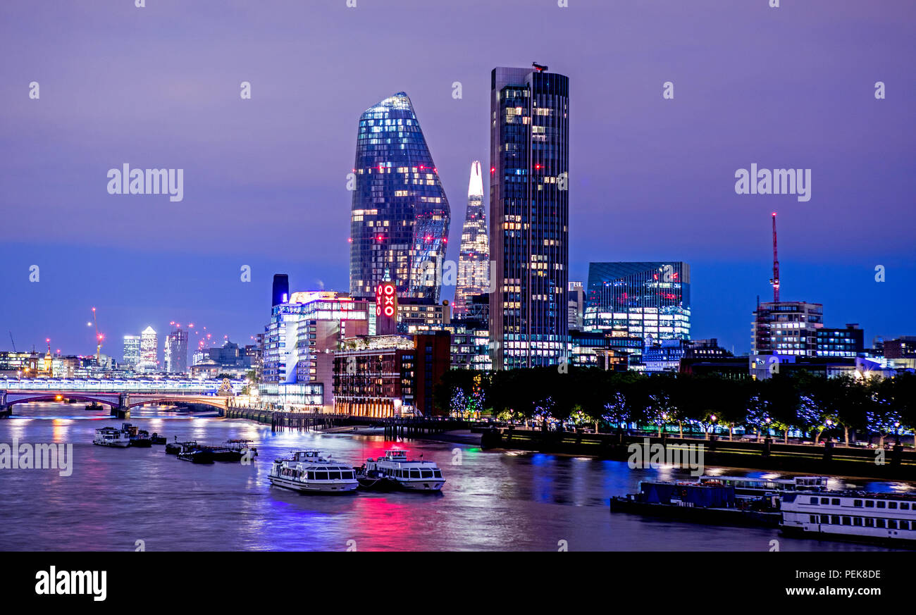 La città di notte da Waterloo Bridge London REGNO UNITO Foto Stock