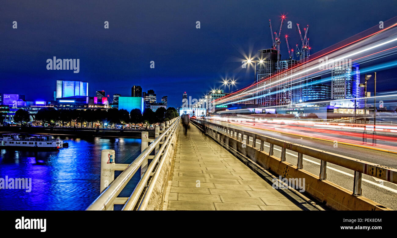 Il traffico si muove lungo Waterloo Bridge di notte London REGNO UNITO Foto Stock