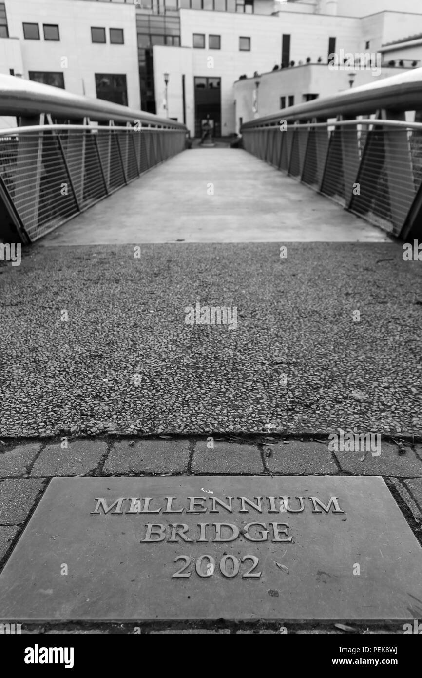 Millennium Bridge che collega Lisburn di Lagan Valley Island e il centro dell'isola, Lisburn, N.Irlanda. (Verticale) Foto Stock