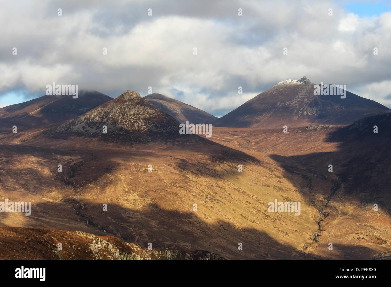 Doan Mountain e Slieve Bearnagh visto dalla montagna Slievenaglogh nella Mourne Mountains, N.Irlanda. Foto Stock